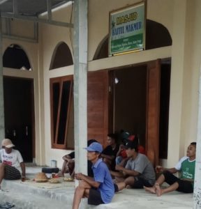 Istirahat sejenak usai kerja bakti di Masjid Baitul Makmur Kulwaru