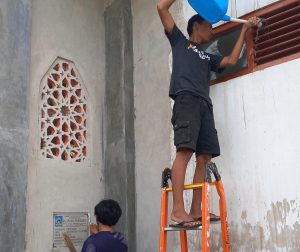 Remaja Masjid Baitul Muttaqin Cepit sedang bersih-bersih masjid persiapan Ramadhan